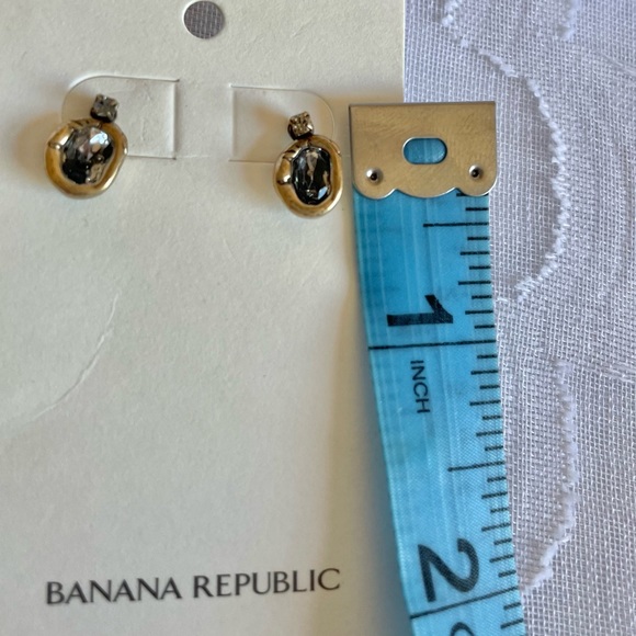 Banana Republic Minimalist Studs. Never Worn! - Picture 4 of 5